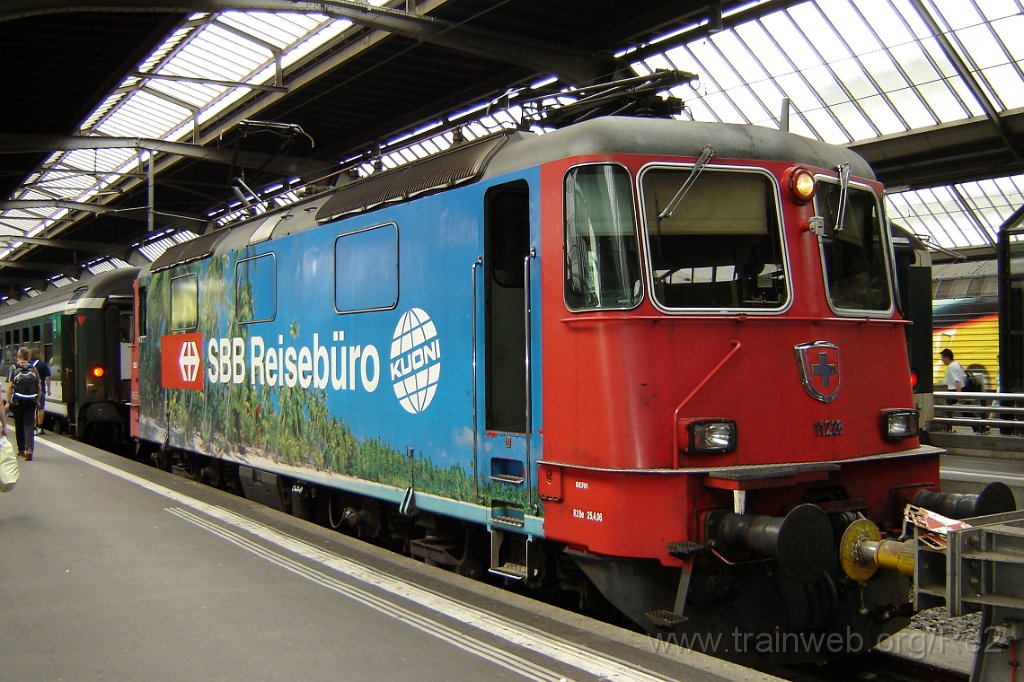 1205-0035-140706.jpg - SBB-CFF Re 4/4'' 11228 ''Kuoni'' / Zürich HB 14.7.2006