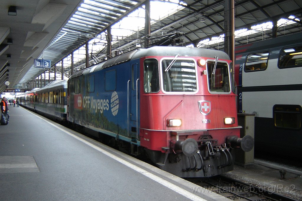 1336-0016-150507.jpg - SBB-CFF Re 4/4'' 11228 ''Kuoni'' / Luzern 15.5.2007