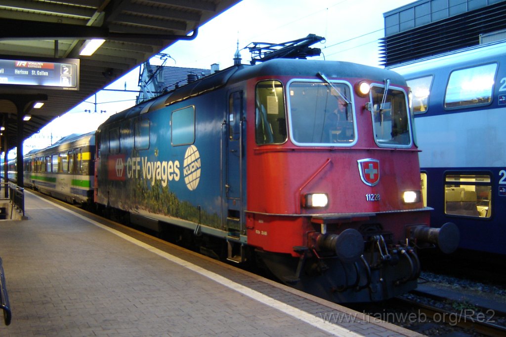 1336-0021-150507.jpg - SBB-CFF Re 4/4'' 11228 ''Kuoni'' / Rapperswil 15.5.2007
