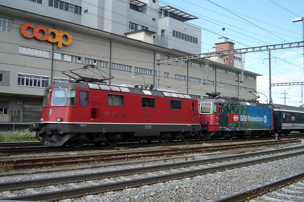 1349-0030-180607.jpg - SBB-CFF Re 4/4'' 11126 + SBB-CFF Re 4/4'' 11228 ''Kuoni'' / Pratteln 18.6.2007