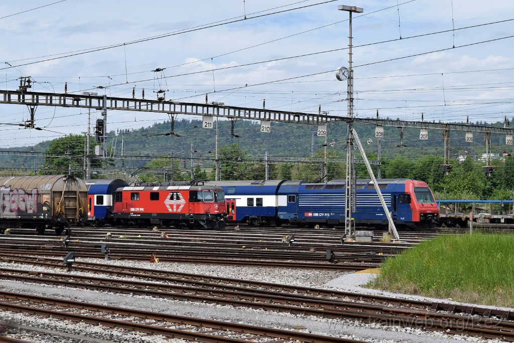 3881-0020-100516.jpg - SBB-CFF Re 450.059-1 ''Knonau'' + SBB-CFF Re 420.228-9 (Re 91 85 4 420 228-9 CH-SBB) / Zürich-Mülligen 10.5.2016