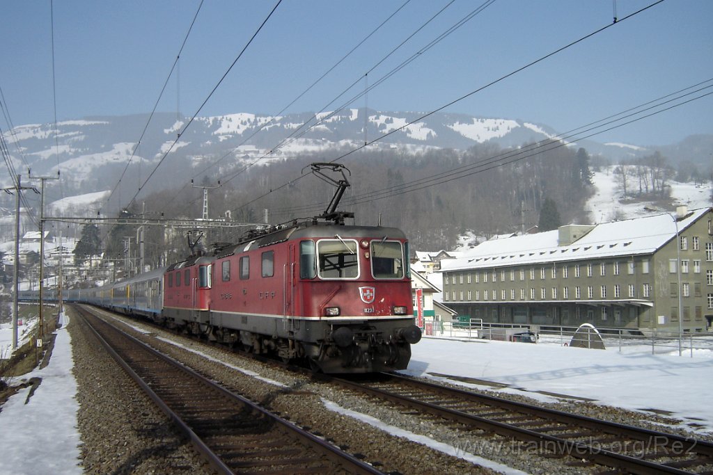 1010-0018-060205.jpg - SBB-CFF Re 4/4'' 11230 + SBB-CFF Re 4/4'' 11253 / Steinen 6.2.2005