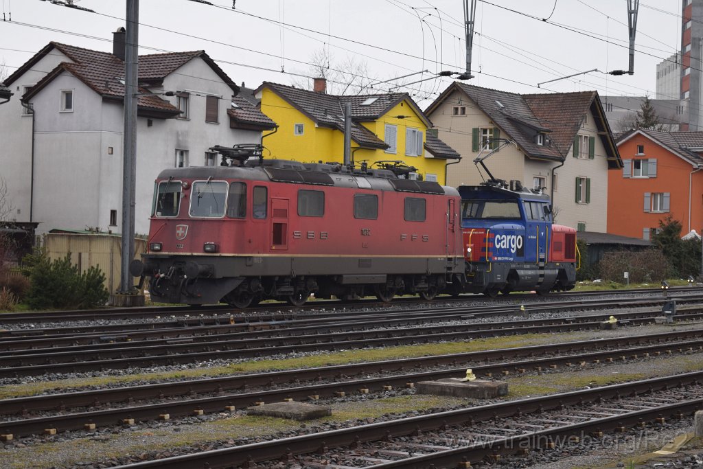 3833-0049-050316.jpg - SBB-CFF Re 4/4'' 11232 + SBBC Eem 923.013-7 ''Le Moléson'' (Eem 97 85 1 923 013-7 CH-SBBC) / Wil 5.3.2016