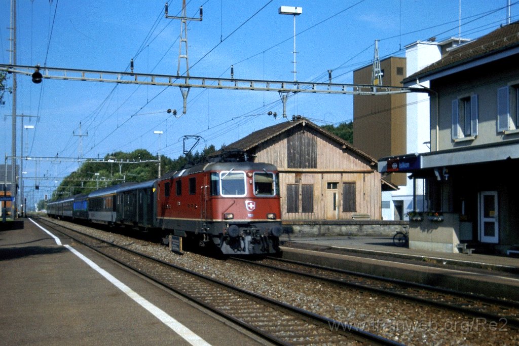 0889-0039.jpg - SBB-CFF Re 4/4'' 11233 / Islikon 7.6.2001