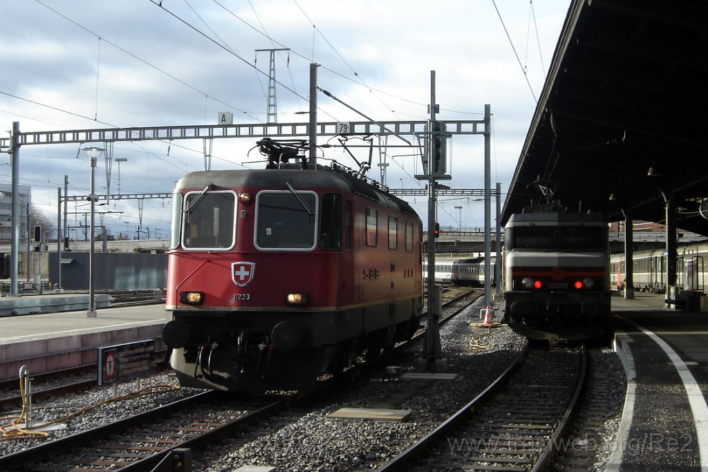 1001-0026-241204.jpg - SNCF BB 15017 + SBB-CFF Re 4/4'' 11233 / Basel 24.12.2004