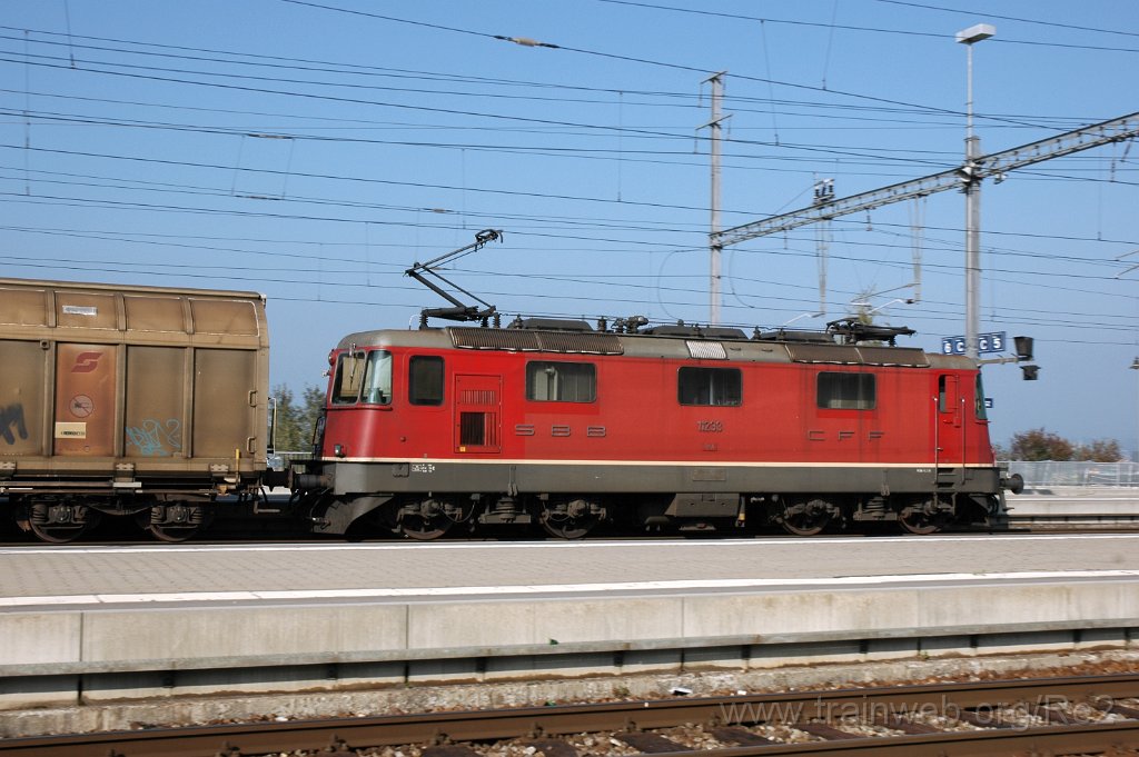 2211-0002-011011.jpg - SBB-CFF Re 4/4'' 11233 / Pfäffikon SZ 1.10.2011
