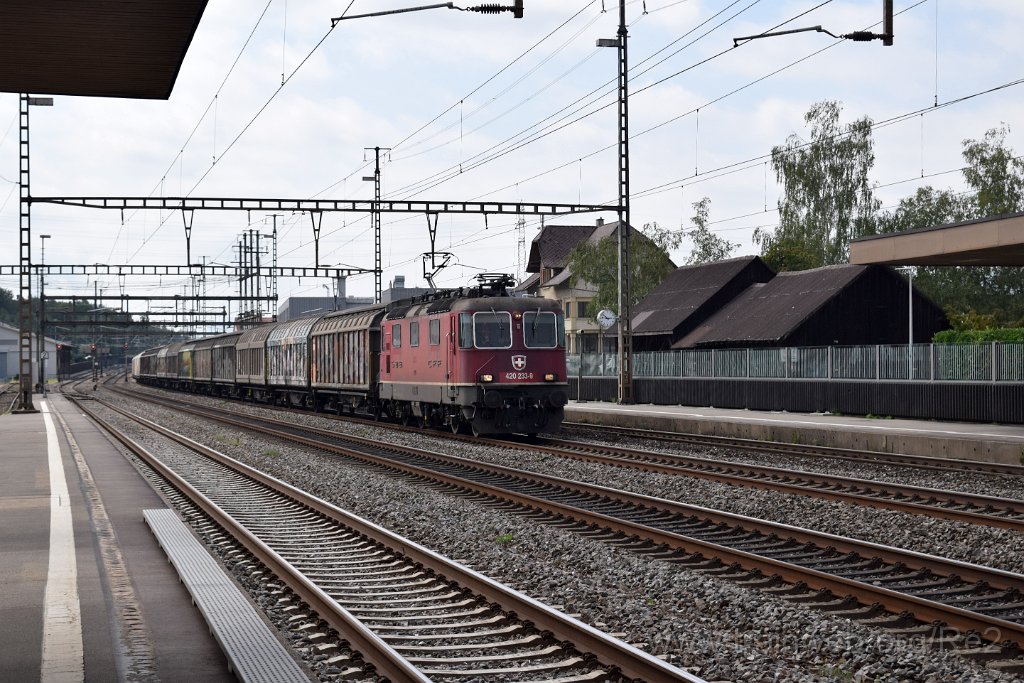 5699-0006-220819.jpg - SBBC Re 4/4'' 11233 (Re 420.233-9)  (Re 91 85 4 420 233-9 CH-SBBC) / Rupperswil 22.8.2019