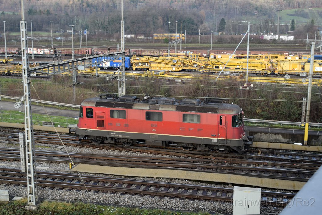 8330-0047-201222.jpg - SBBC Re 4/4'' 11233 (Re 420.233-9)  (Re 91 85 4 420 233-9 CH-SBBC) / RB Limmattal (Brücke Sandäckerstrasse) 20.12.2022