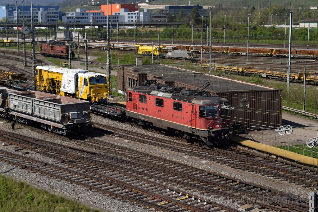 5425-0012-180419.jpg - SBBC Re 4/4'' 11235 (Re 420.235-4)  (Re 91 85 4 420 235-4 CH-SBBC) + SBBI Am 6/6 18526 ''Intel inside'' (Am 92 85 8 861 526-2 CH-SBBI) / RB Limmattal (Brücke Sandäckerstrasse) 18.4.2019