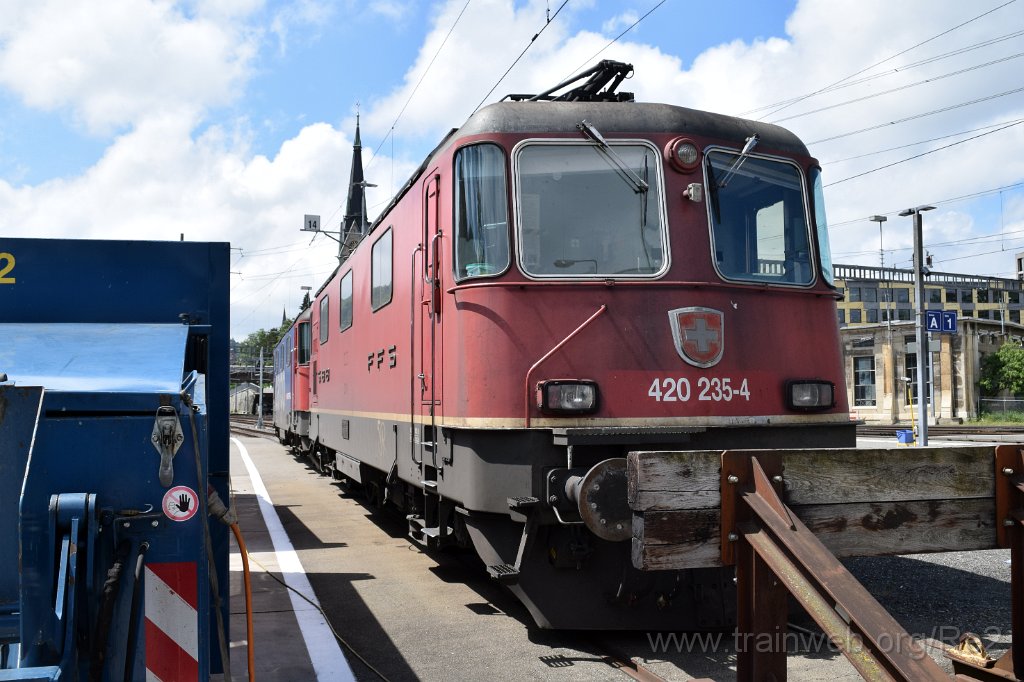 9098-0003-090524.jpg - SBBC Re 4/4'' 11235 (Re 420.235-4)  (Re 91 85 4 420 235-4 CH-SBBC) + SBBC Re 420.160-4 (Re 91 85 4 420 160-4 CH-SBBC) / St.Gallen HB 9.5.2024