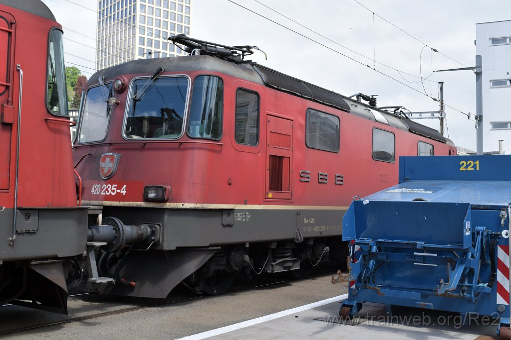 9098-0007-090524.jpg - SBBC Re 4/4'' 11235 (Re 420.235-4)  (Re 91 85 4 420 235-4 CH-SBBC) / St.Gallen HB 9.5.2024