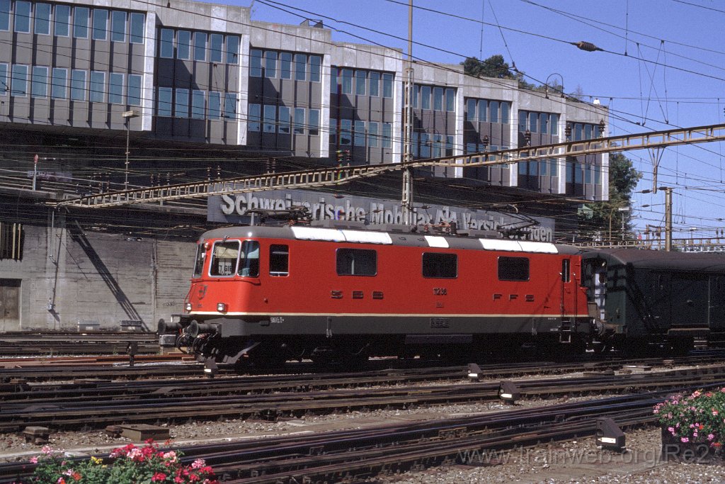 0416-0018.jpg - SBB-CFF Re 4/4'' 11236 / Bern HB 8.9.1992