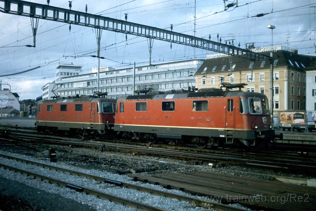 0696-0025.jpg - SBB-CFF Re 4/4'' 11236 + SBB-CFF Re 4/4'' 11235 / Zürich HB 29.11.1997