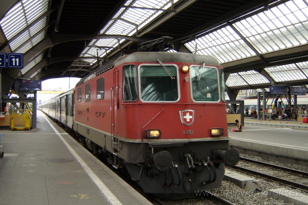 1196-0019-250606.jpg - SBB-CFF Re 4/4'' 11237 / Zürich HB 25.6.2006