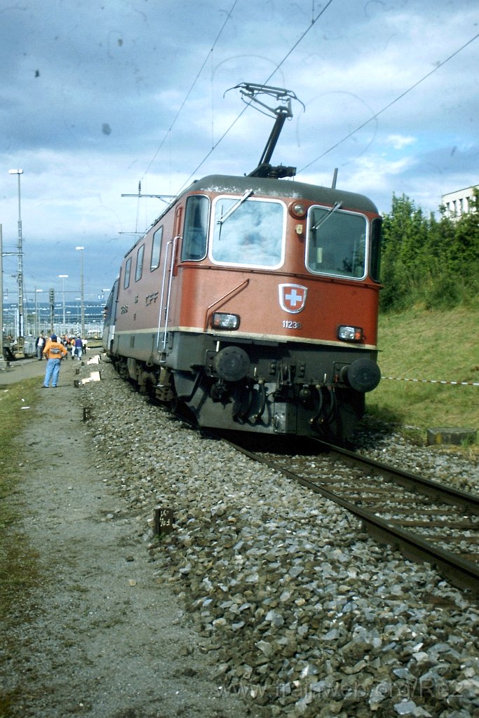 0673-0035.jpg - SBB-CFF Re 4/4'' 11238 / Lausanne-Triage 24.6.1997
