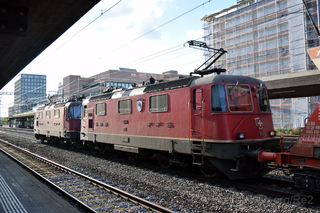 3946-0005-060616.jpg - SBBC Re 4/4''' 11353 (Re 430.353-3)  (Re 91 85 4 430 353-3 CH-SBBC) + SBB-CFF Re 4/4'' 11239 ''Porrentruy'' / Zürich-Altstetten 6.6.2016