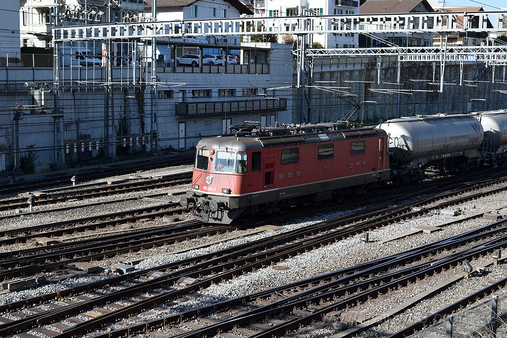 7803-0019-251021.jpg - SBBC Re 4/4'' 11240 (Re 420.240-4)  (Re 91 85 4 420 240-4 CH-SBBC) / Spiez (Bahnhofstrasse) 25.10.2021