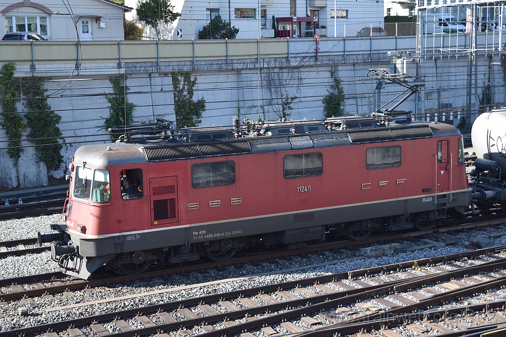7803-0025-251021.jpg - SBBC Re 4/4'' 11240 (Re 420.240-4)  (Re 91 85 4 420 240-4 CH-SBBC) / Spiez (Bahnhofstrasse) 25.10.2021