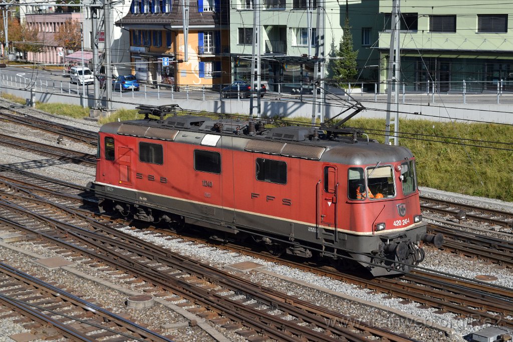 7804-0045-251021.jpg - SBBC Re 4/4'' 11240 (Re 420.240-4)  (Re 91 85 4 420 240-4 CH-SBBC) / Spiez (Obere Bahnhofstrasse) 25.10.2021