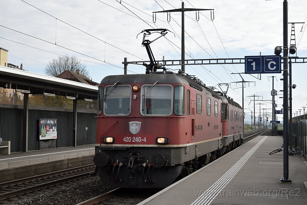 9479-0022-141124.jpg - SBBC Re 4/4'' 11240 (Re 420.240-4)  (Re 91 85 4 420 240-4 CH-SBBC) + SBBC Re 6/6 11625 (Re 620.025-7)  ''Oensingen'' (Re 91 85 4 620 025-7 CH-SBBC) / Rubigen 14.11.2024