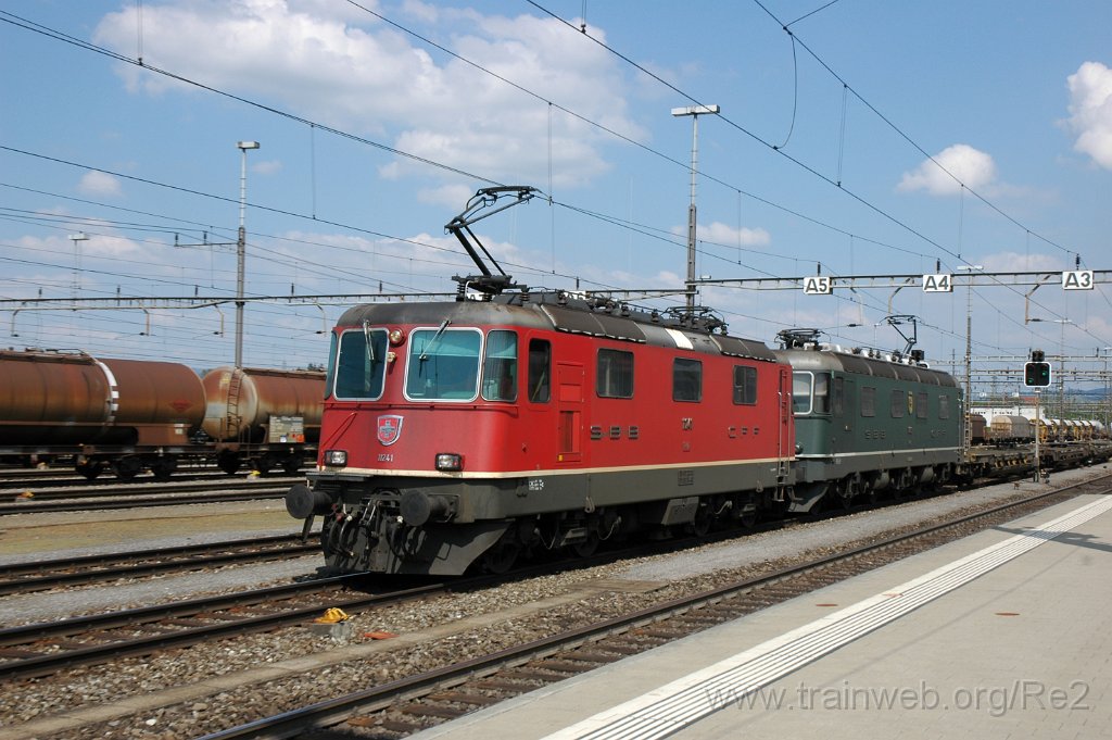 1862-0020-270410.jpg - SBB-CFF Re 4/4'' 11241 + SBB-CFF Re 6/6 11663 ''Eglisau'' / Rotkreuz 27.4.2010