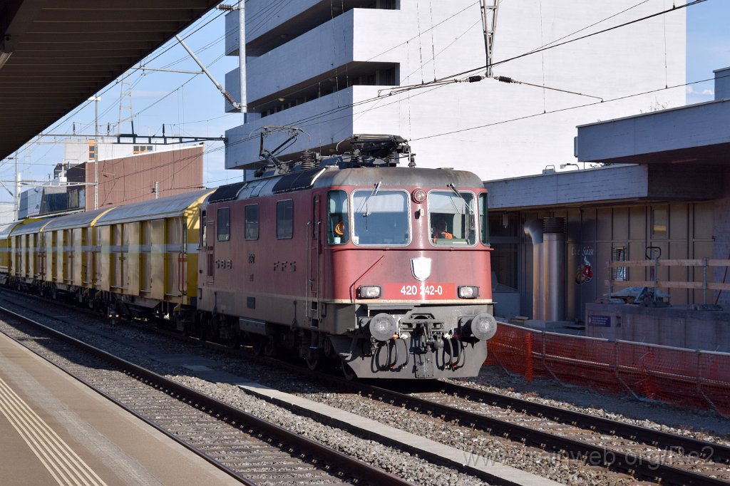 4989-0029-240518.jpg - SBBC Re 4/4'' 11242 (Re 420.242-0)  (Re 91 85 4 420 242-0 CH-SBBC) / Killwangen-Spreitenbach 24.5.2018