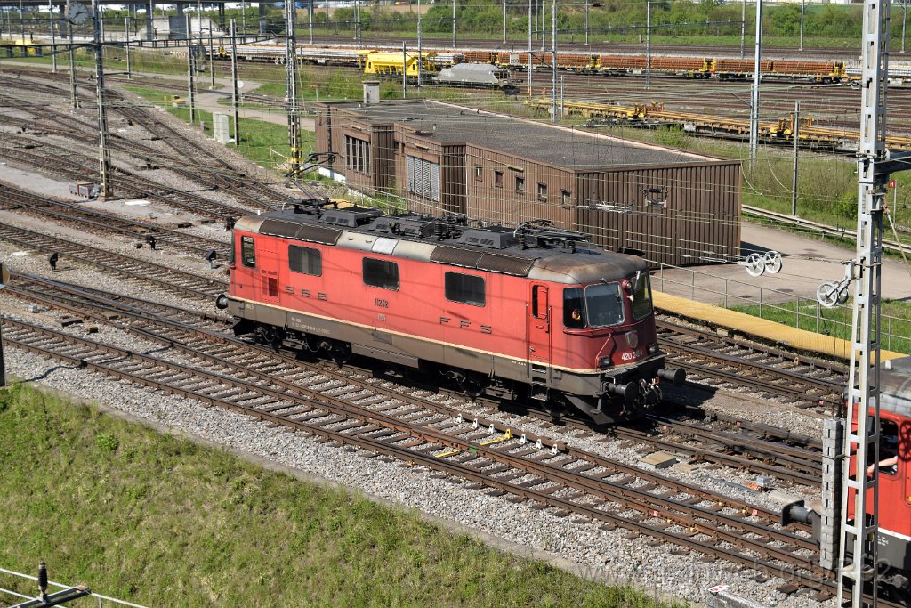 5422-0028-180419.jpg - SBBC Re 4/4'' 11242 (Re 420.242-0)  (Re 91 85 4 420 242-0 CH-SBBC) / RB Limmattal (Brücke Sandäckerstrasse) 18.4.2019
