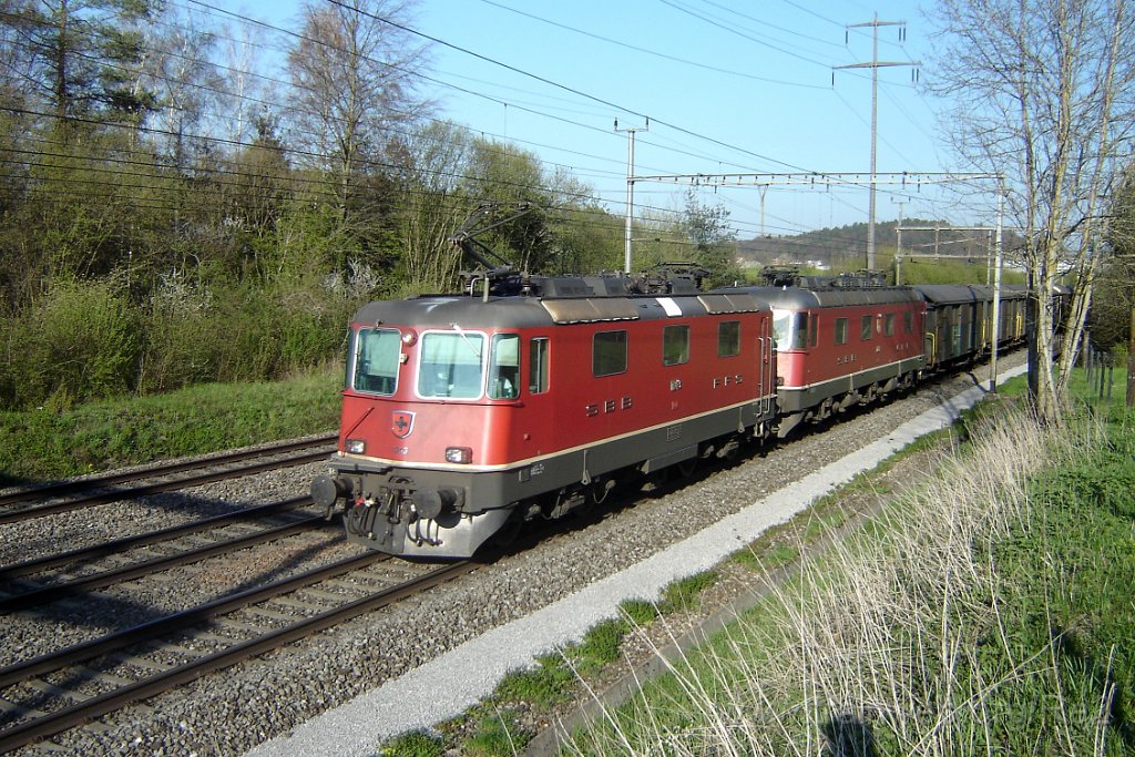 1035-0026-220405.jpg - SBB-CFF Re 4/4'' 11243 + SBB-CFF Re 6/6 11681 ''Immensee'' / Effretikon (Hürlistein) 22.4.2005