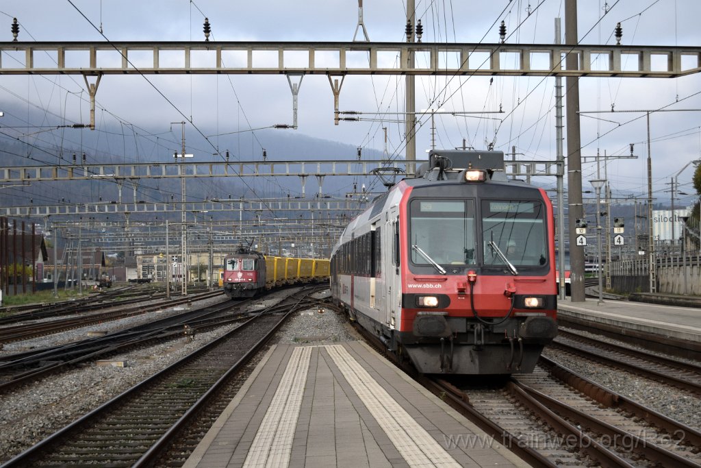 9470-0014-111124.jpg - SBBC Re 420.243-8 ''Wartung mit Durchblick'' (Re 91 85 4 420 243-8 CH-SBBC) + SBB-CFF RBDe 560.284-2 (RBDe 560 DO 94 85 7 560 284-2 CH-SBB) / Olten 11.11.2024
