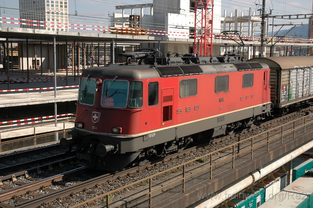 2122-0049-230511.jpg - SBB-CFF Re 4/4'' 11244 / Zürich (Käferbergbrücke) 23.5.2011