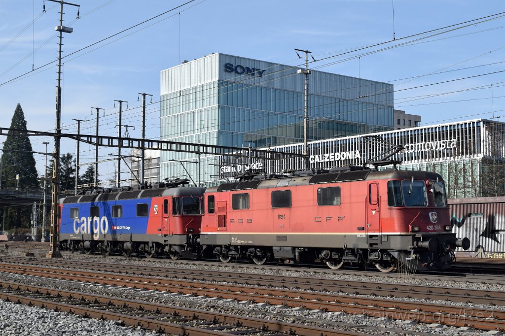 7282-0038-050221.jpg - SBBC Re 4/4'' 11244 (Re 420.244-6)  (Re 91 85 4 420 244-6 CH-SBBC) + SBBC Re 620.086-9 ''Hochdorf'' (Re 91 85 4 620 086-9 CH-SBBC) / Schlieren (Grabenstrasse) 5.2.2021