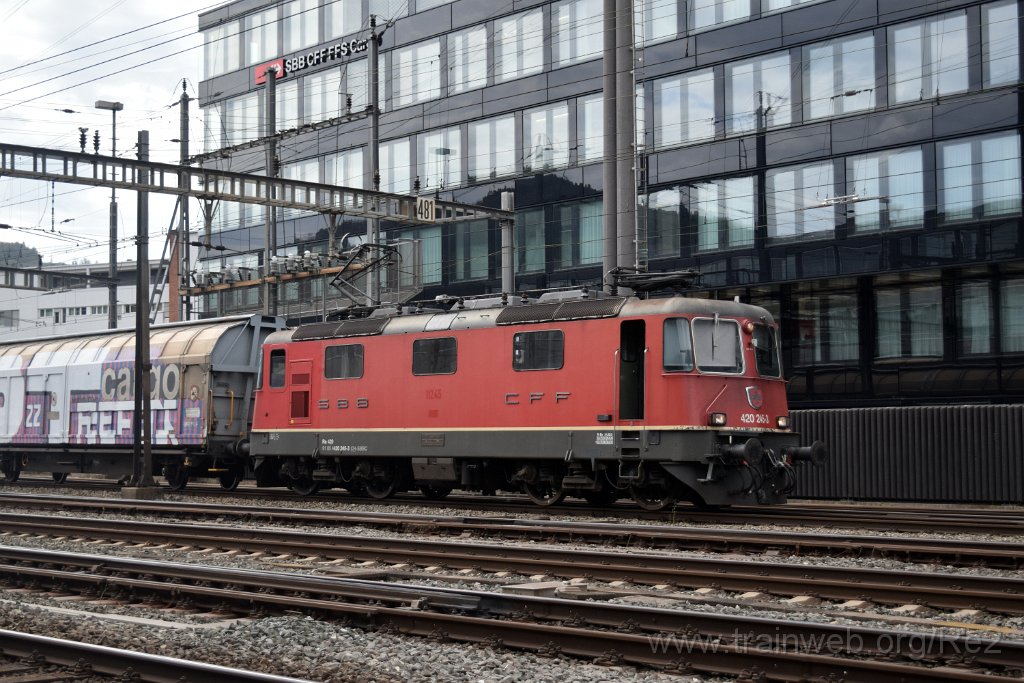 8204-0033-070922.jpg - SBBC Re 4/4'' 11245 (Re 420.245-3)  (Re 91 85 4 420 245-3 CH-SBBC) / Olten (Fachhochschule Nordwestschweiz) 7.9.2022