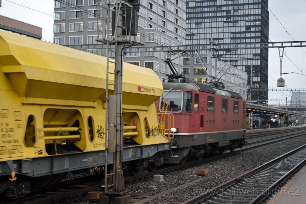 8894-0028-081223.jpg - SBBC Re 4/4'' 11245 (Re 420.245-3)  (Re 91 85 4 420 245-3 CH-SBBC) / Zürich-Altstetten 8.12.2023