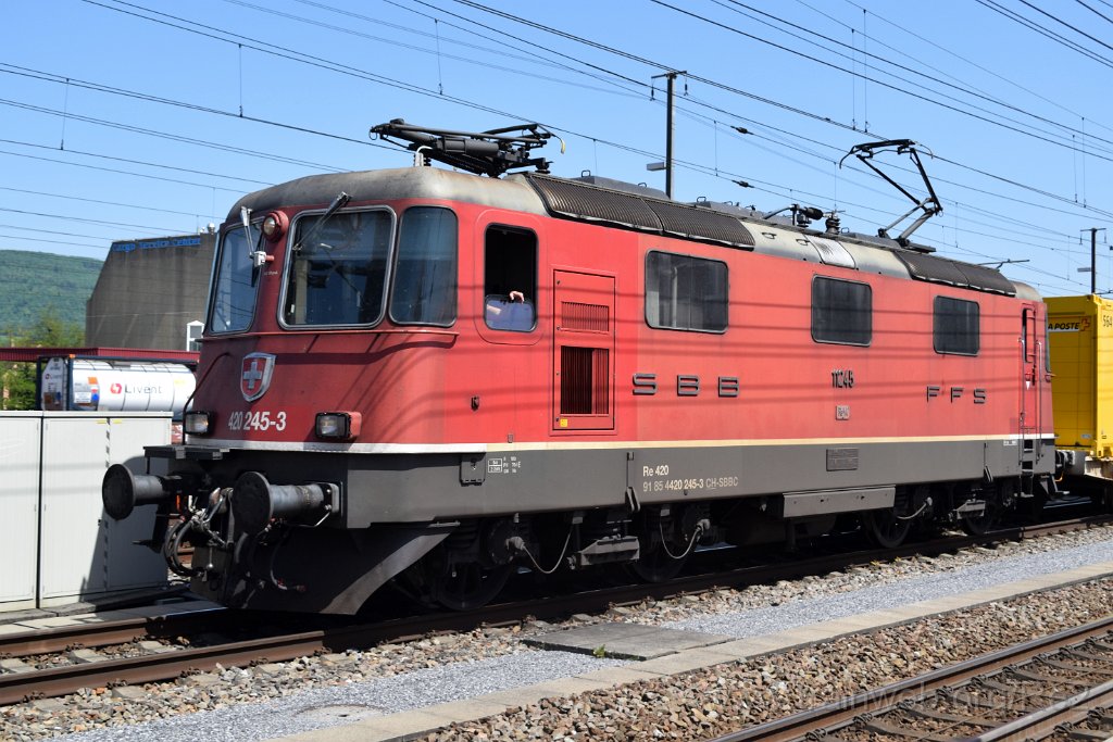 9695-0016-020525.jpg - SBBC Re 4/4'' 11245 (Re 420.245-3)  (Re 91 85 4 420 245-3 CH-SBBC) / Aarau (Torfeld) 2.5.2025