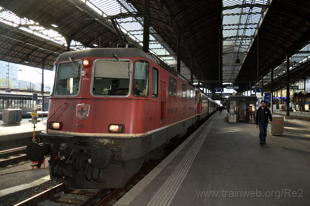 3861-0020-100416.jpg - SBB-CFF Re 4/4'' 11247 + SBB-CFF Re 4/4'' 11128 (Re 420.128-1)  (Re 91 85 4 420 128-1 CH-SBB) / Basel 10.4.2016