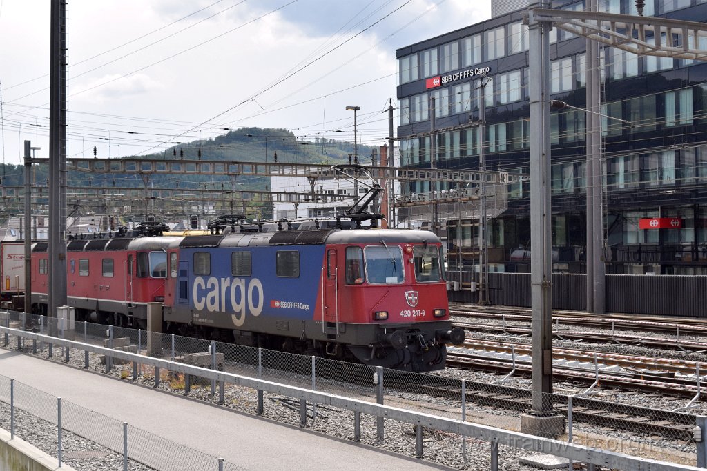 5640-0033-270719.jpg - SBBC Re 420.247-9 (Re 91 85 4 420 247-9 CH-SBBC) + SBBC Re 6/6 11671 (Re 620.071-1)  ''Othmarsingen'' (Re 91 85 4 620 071-1 CH-SBBC) / Olten (Tannwaldstrasse) 27.7.2019