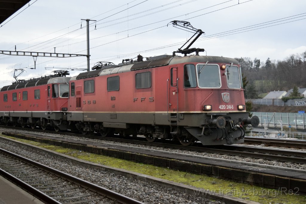 8358-0033-310123.jpg - SBBC Re 4/4'' 11249 (Re 420.249-5)  (Re 91 85 4 420 249-5 CH-SBBC) + SBBC Re 6/6 11685 (Re 620.085-1)  ''Sulgen'' (Re 91 85 4 620 085-1 CH-SBBC) / Killwangen-Spreitenbach 31.1.2023