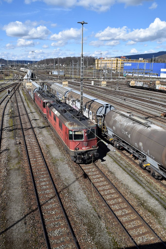 8429-0023-150323.jpg - SBBC Re 4/4'' 11249 (Re 420.249-5)  (Re 91 85 4 420 249-5 CH-SBBC) + SBBC Re 4/4'' 11339 (Re 420.339-4)  (Re 91 85 4 420 339-4 CH-SBBC) / Spreitenbach (Brücke Furttalstrasse) 15.3.2023