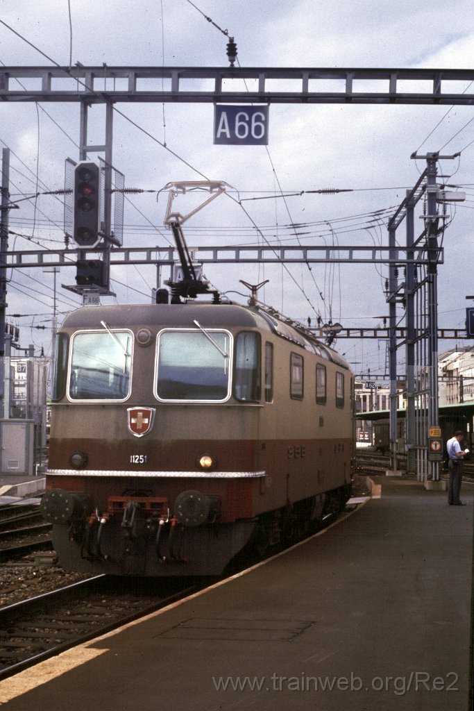 0146-0027.jpg - SBB-CFF Re 4/4" 11251 / Genève-Cornavin 21.7.1987