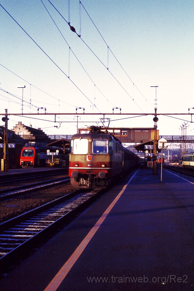 0421-0013.jpg - SBB-CFF Re 4/4'' 11251 / Pfäffikon SZ 16.1.1993