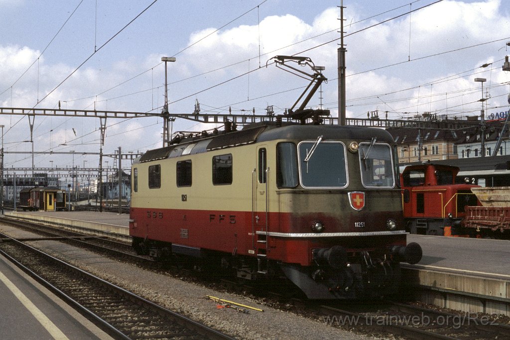 0427-0017.jpg - SBB-CFF Re 4/4'' 11251 / Zürich HB 28.3.1993