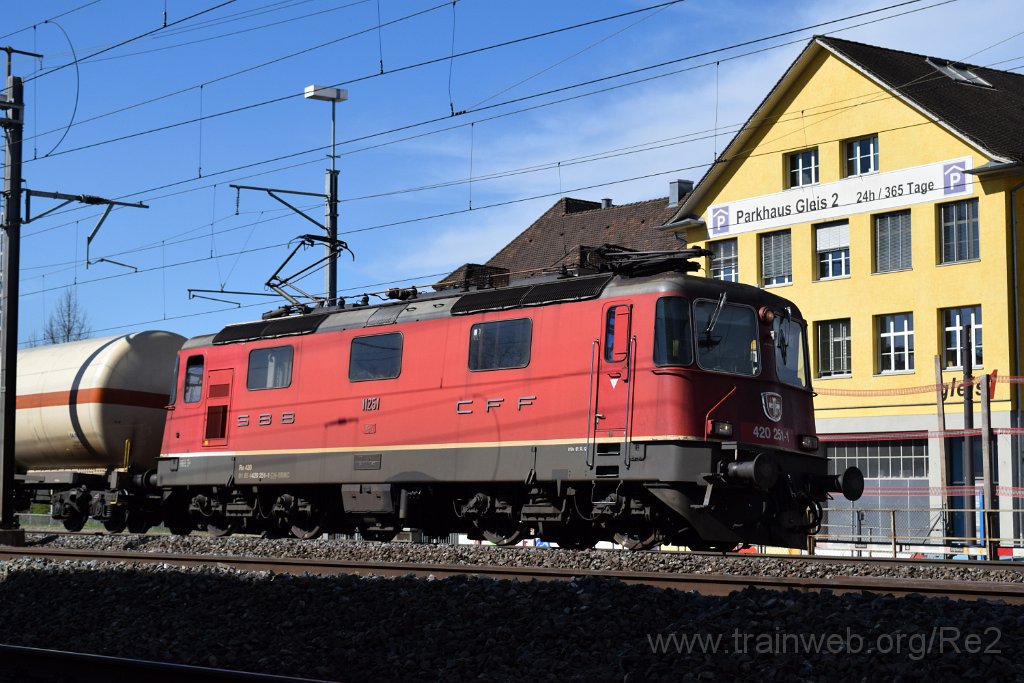 4897-0047-120418.jpg - SBBC Re 4/4'' 11251 (Re 420.251-1)  (Re 91 85 4 420 251-1 CH-SBBC) / Lenzburg 12.4.2018