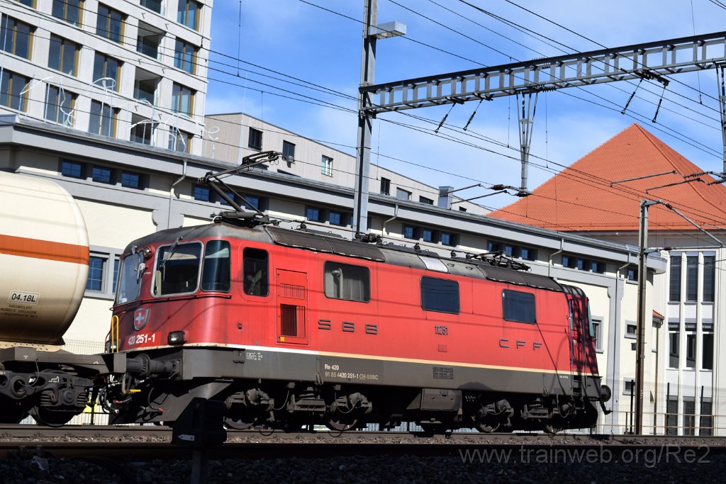 4897-0050-120418.jpg - SBBC Re 4/4'' 11251 (Re 420.251-1)  (Re 91 85 4 420 251-1 CH-SBBC) / Lenzburg 12.4.2018