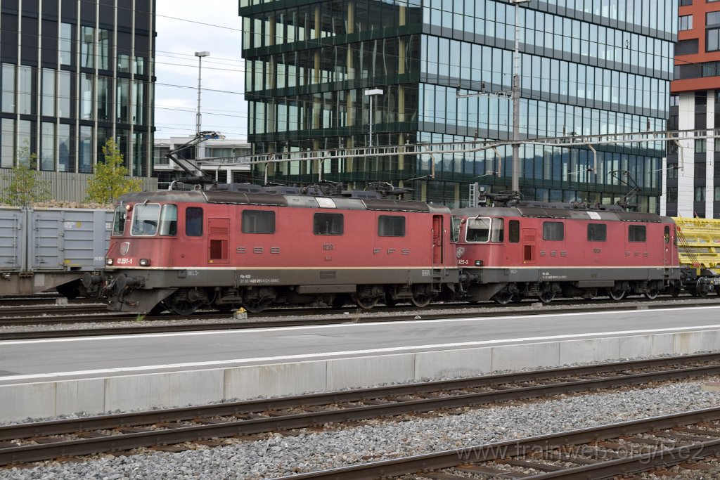 7177-0050-201020.jpg - SBBC Re 4/4'' 11251 (Re 420.251-1)  (Re 91 85 4 420 251-1 CH-SBBC) + SBBC Re 4/4'' 11325 (Re 420.325-3)  (Re 91 85 4 420 325-3 CH-SBBC) / Rotkreuz 20.10.2020