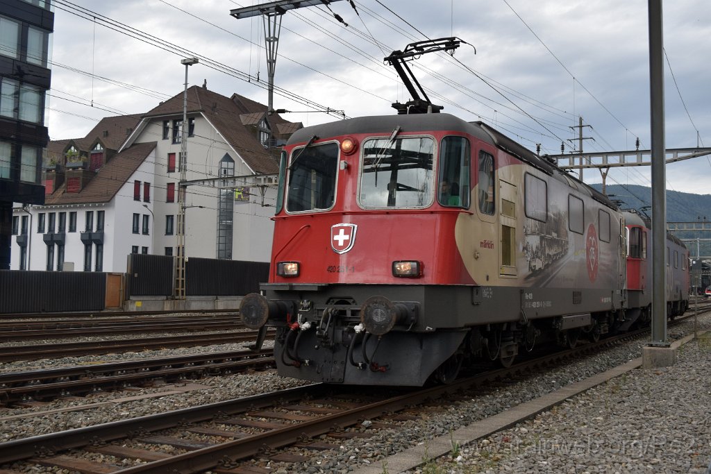 8203-0008-070922.jpg - SBBC Re 420.251-1 ''175 ans de chemin de fer en Suisse'' (Re 91 85 4 420 251-1 CH-SBBC) + SBBC Re 620.032-3 ''Däniken'' (Re 91 85 4 620 032-3 CH-SBBC) / Olten (Fachhochschule Nordwestschweiz) 7.9.2022