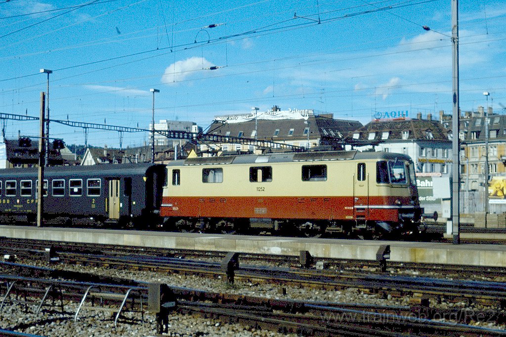 0199-0035-s.jpg - SBB-CFF Re 4/4'' 11252 / Zürich HB 24.9.1988