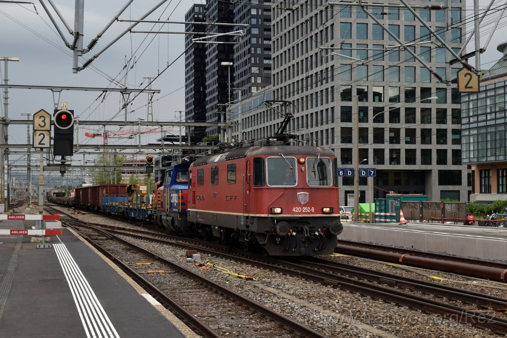 5577-0023-200619.jpg - SBBC Re 4/4'' 11252 (Re 420.252-9)  (Re 91 85 4 420 252-9 CH-SBBC) + SBBC Eem 923.003-8 ''Stählibuck'' (Eem 97 85 1 923 003-8 CH-SBBC) / Zürich-Altstetten 20.6.2019