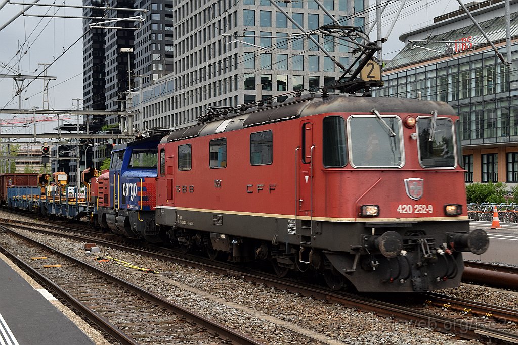 5577-0026-200619.jpg - SBBC Re 4/4'' 11252 (Re 420.252-9)  (Re 91 85 4 420 252-9 CH-SBBC) + SBBC Eem 923.003-8 ''Stählibuck'' (Eem 97 85 1 923 003-8 CH-SBBC) / Zürich-Altstetten 20.6.2019
