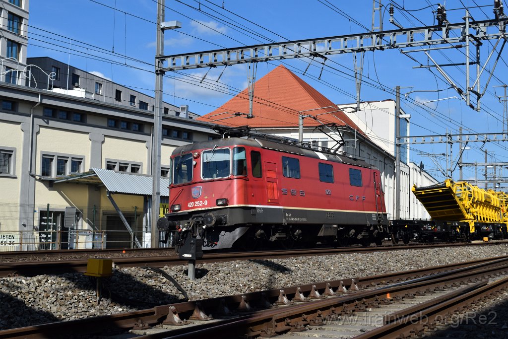 5584-0030-230619.jpg - SBBC Re 4/4'' 11252 (Re 420.252-9)  (Re 91 85 4 420 252-9 CH-SBBC) / Lenzburg 23.6.2019