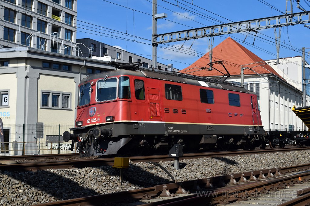 5584-0033-230619.jpg - SBBC Re 4/4'' 11252 (Re 420.252-9)  (Re 91 85 4 420 252-9 CH-SBBC) / Lenzburg 23.6.2019
